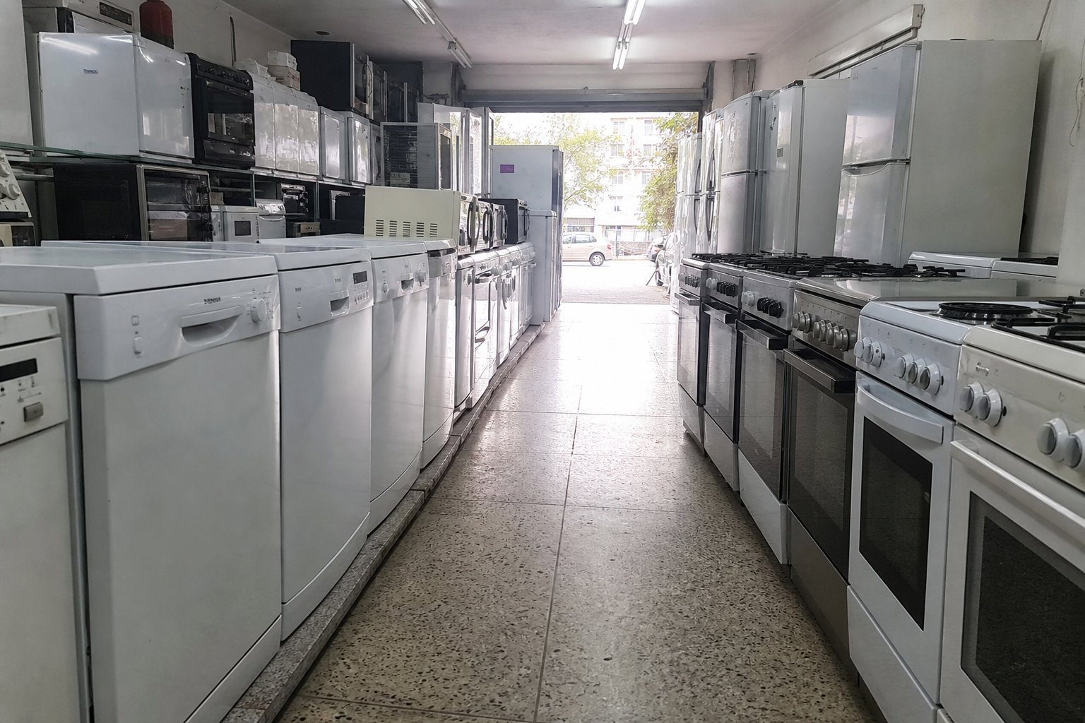 Bulaşık makinesi, fırın ve ocakların birlikte görünümü