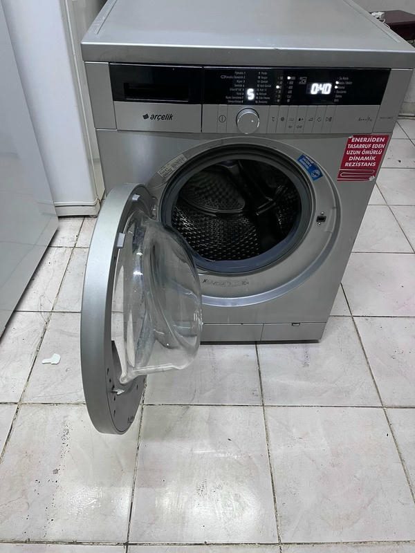 Kapağı açık çamaşır makinesi